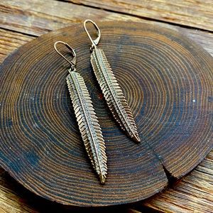 Express feather earrings